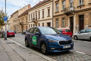Jako řidič Boltu si vydělá 50 tisíc čistého. Pracuje přes den a večer jezdí za rodinou domů